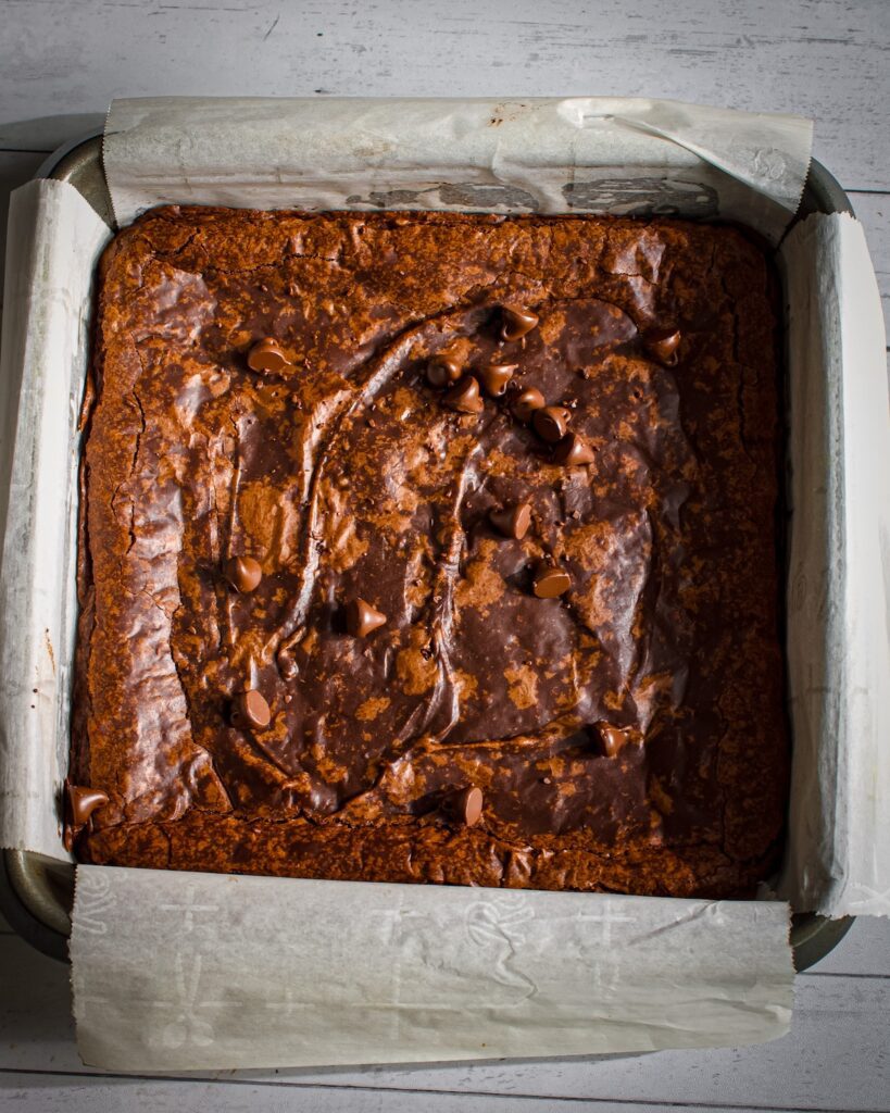 make Eggless and vegan Chocolate Brownies within shiny crinkle crust