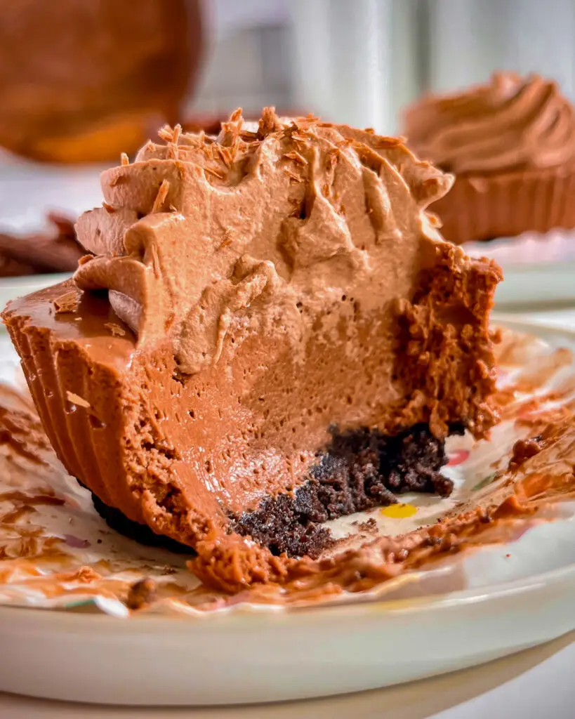 No-bake mini cheesecakes with smooth chocolate filling